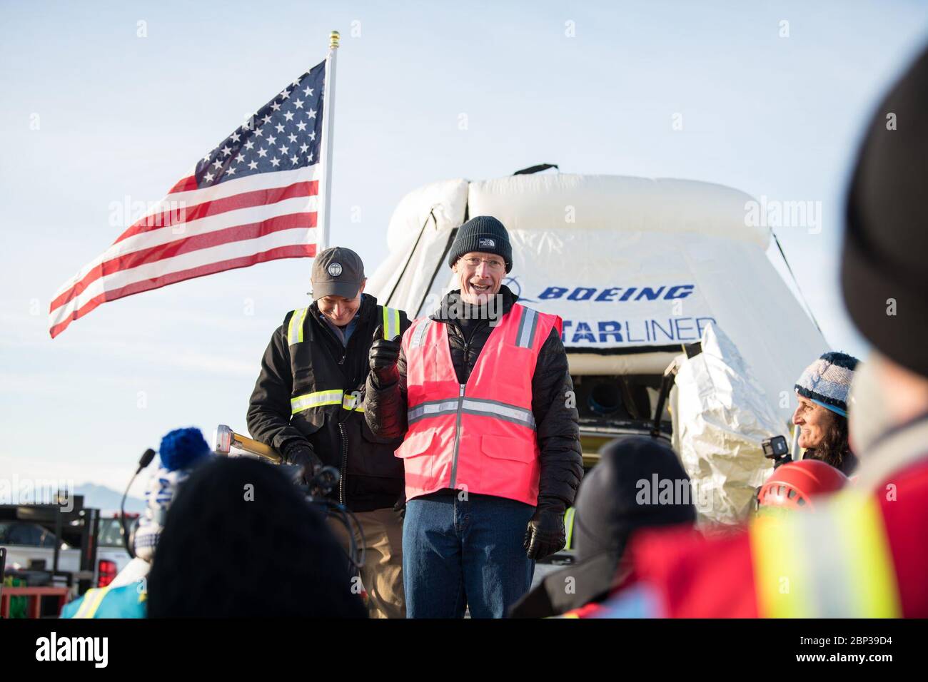 Boeing CST-100 Starliner Landing ehemaliger NASA-Astronaut und Testflugpilot für den ersten bemannten Flug der Boeing CST-100 Starliner-Raumsonde, Chris Ferguson, spricht, nachdem die Kapsel in White Sands, New Mexico, Sonntag, 22. Dezember 2019 gelandet ist. Die Landung schließt einen abgekürzten Orbital Flight Test für das Unternehmen ab, das noch mehrere Missionsziele für das NASA Commercial Crew Programm erfüllt. Die Raumschiff-Raumsonde startete auf einer United Launch Alliance Atlas V Rakete um 6:36 Uhr am Freitag, 20. Dezember aus dem Space Launch Complex 41 in Cape Canaveral Air Force Station in Florida. Stockfoto