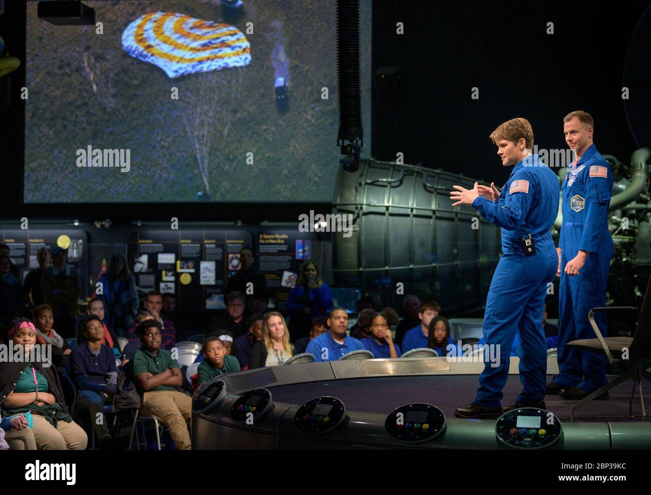 Astronauten McClain und Hague bei NASM NASA-Astronauten Nick Hague und Anne McClain berichten über ihre Erfahrungen an Bord der Internationalen Raumstation, Dienstag, 14. Januar 2020, im Smithsonian National Air and Space Museum in Washington. Hague verbrachte zuletzt 203 Tage an Bord der Internationalen Raumstation im Rahmen der Expeditions 59 und 60. McClain verbrachte zuletzt 204 Tage an Bord der Internationalen Raumstation im Rahmen von Expeditions 58 und 59. Stockfoto