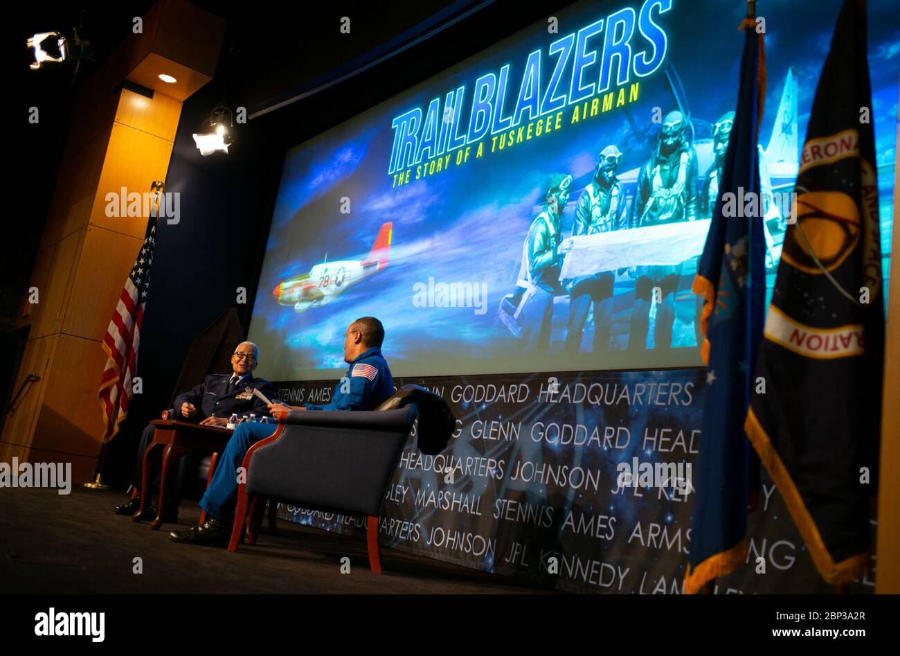 Trailblazers: Die Geschichte eines Tuskegee Airman pensionierte US Air Force Ehrenbrigadier General Charles McGee, links, spricht mit NASA-Astronaut Alvin Drew während eines Black History Month-Programms mit dem Titel "Trailblazers, die Geschichte eines Tuskegee Airman", Mittwoch, 5. Februar 2020, am NASA-Hauptsitz in Washington, DC. McGee, ein Pilot bei den Tuskegee Airmen während des Zweiten Weltkriegs, war ein Karriereoffizier in der Luftwaffe auch während der Koreanisch-und Vietnam-Kriege dienen. In seinen 30 Jahren Dienst flog er 409 Kampfeinsätze. Von den 355 Tuskegee Piloten, die im Kampf flogen, ist McGee einer von nur neun Überlebenden Stockfoto