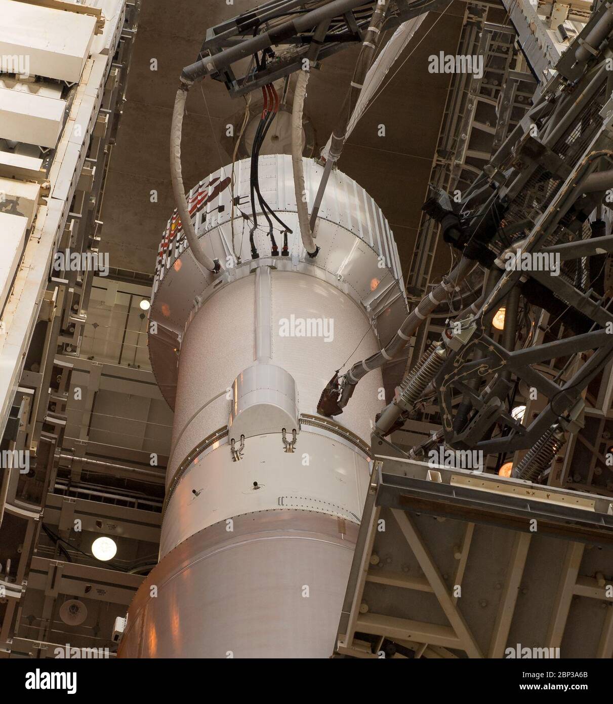 Insight Prelaunch die Atlas-V-Rakete der United Launch Alliance (ULA) wird am Donnerstag, 3. Mai 2018, auf der Vandenberg Air Force Base in Kalifornien mit dem NASA-Raumschiff Insight an Bord gesehen. Insight, kurz für Innere Erkundung mit seismischen Untersuchungen, Geodäsie und Wärmetransport, ist ein Marslander, der den "inneren Raum" des Mars untersuchen soll: Seine Kruste, Mantel und Kern. Stockfoto