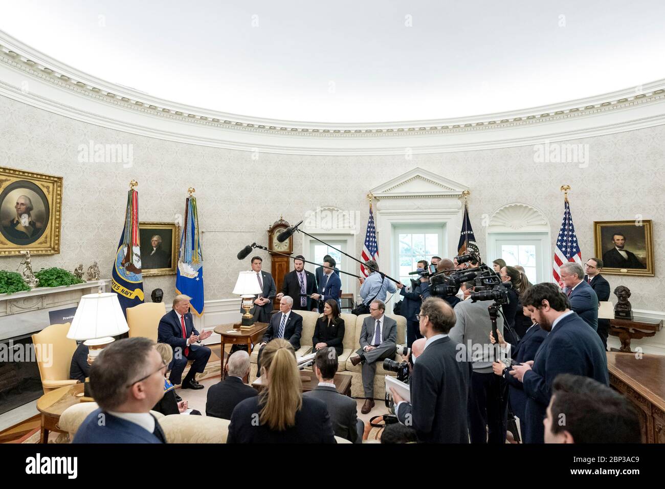US-Präsident Donald Trump trifft sich mit Louisiana Gov. John Bel Edwards diskutiert die COVID-19, die Coronavirus-Pandemie im Oval Office des Weißen Hauses am 29. April 2020 in Washington, D.C. Stockfoto