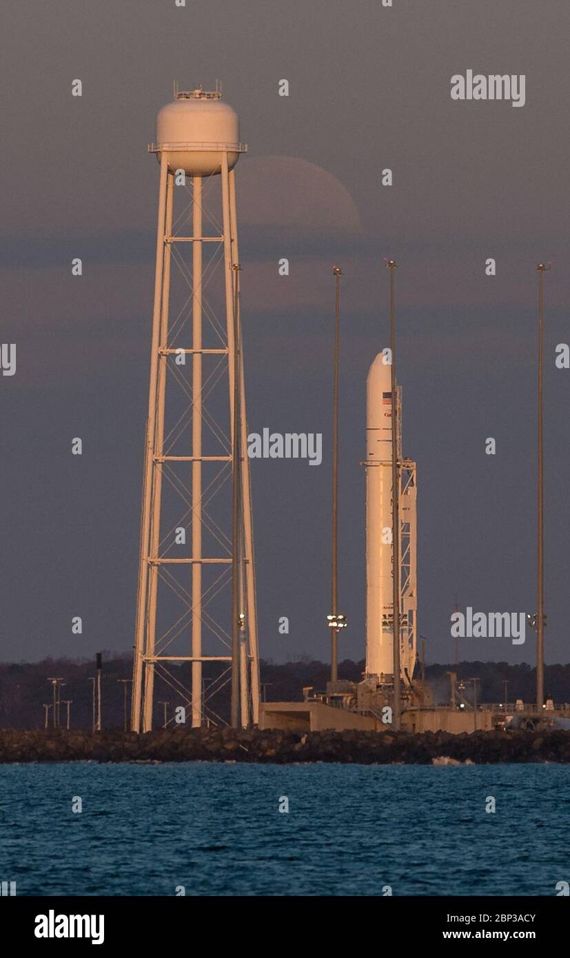 Northrop Grumman Antares CRS-13 vor dem Neustart der Mond setzt hinter einer Northrop Grumman Antares-Rakete mit einem Cygnus-Versorgungsschiff bei Sonnenaufgang auf Pad-0A, Sonntag, 9. Februar 2020, auf der NASA Wallops Flight Facility in Virginia. Northrop Grummans 13. Auftrag für die Ladungsrückversorgung mit der NASA zur Internationalen Raumstation wird mehr als 7,500 Pfund Wissenschaft und Forschung, Crew-Lieferungen und Fahrzeughardware an das Orbitallabor und seine Crew liefern. Die CRS-13 Cygnus Raumsonde ist nach dem ersten afroamerikanischen Astronauten, Major Robert Henry Lawrence Jr., benannt. Stockfoto