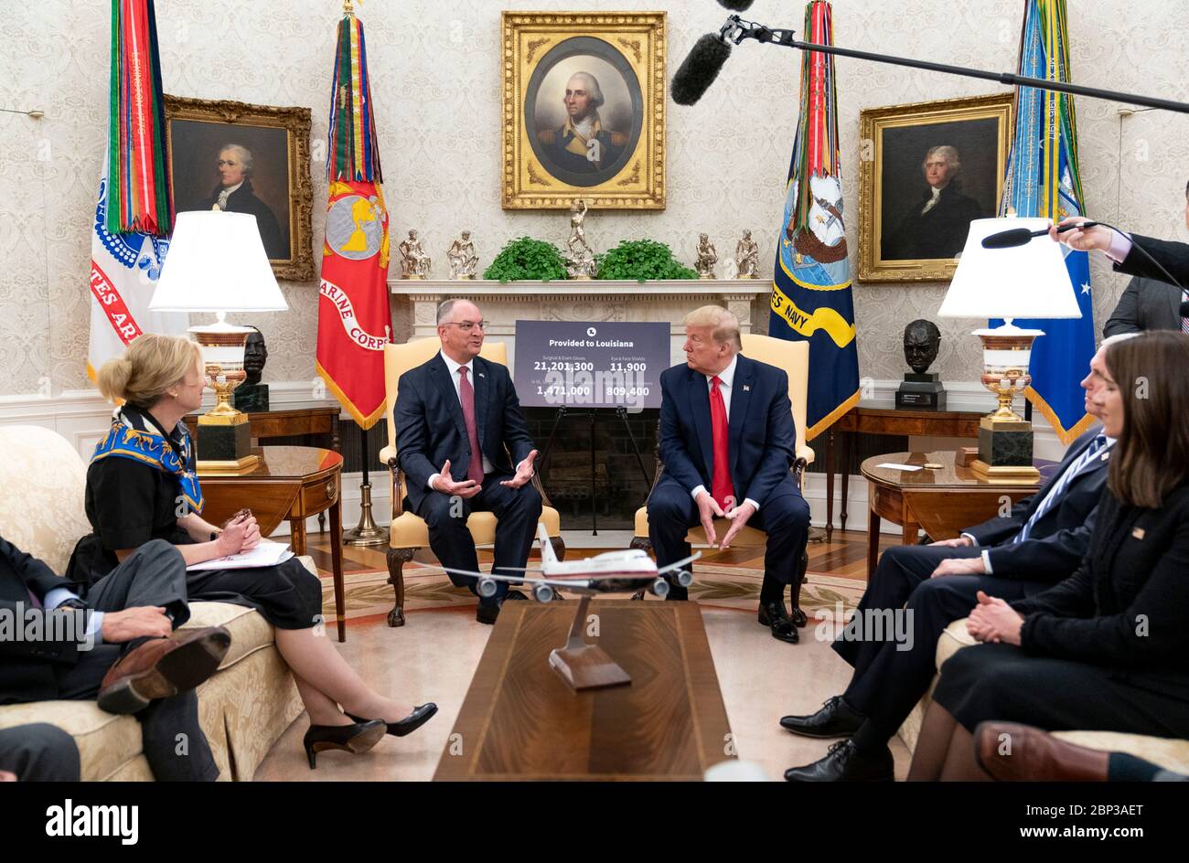 US-Präsident Donald Trump trifft sich mit Louisiana Gov. John Bel Edwards diskutiert die COVID-19, die Coronavirus-Pandemie im Oval Office des Weißen Hauses am 29. April 2020 in Washington, D.C. Stockfoto