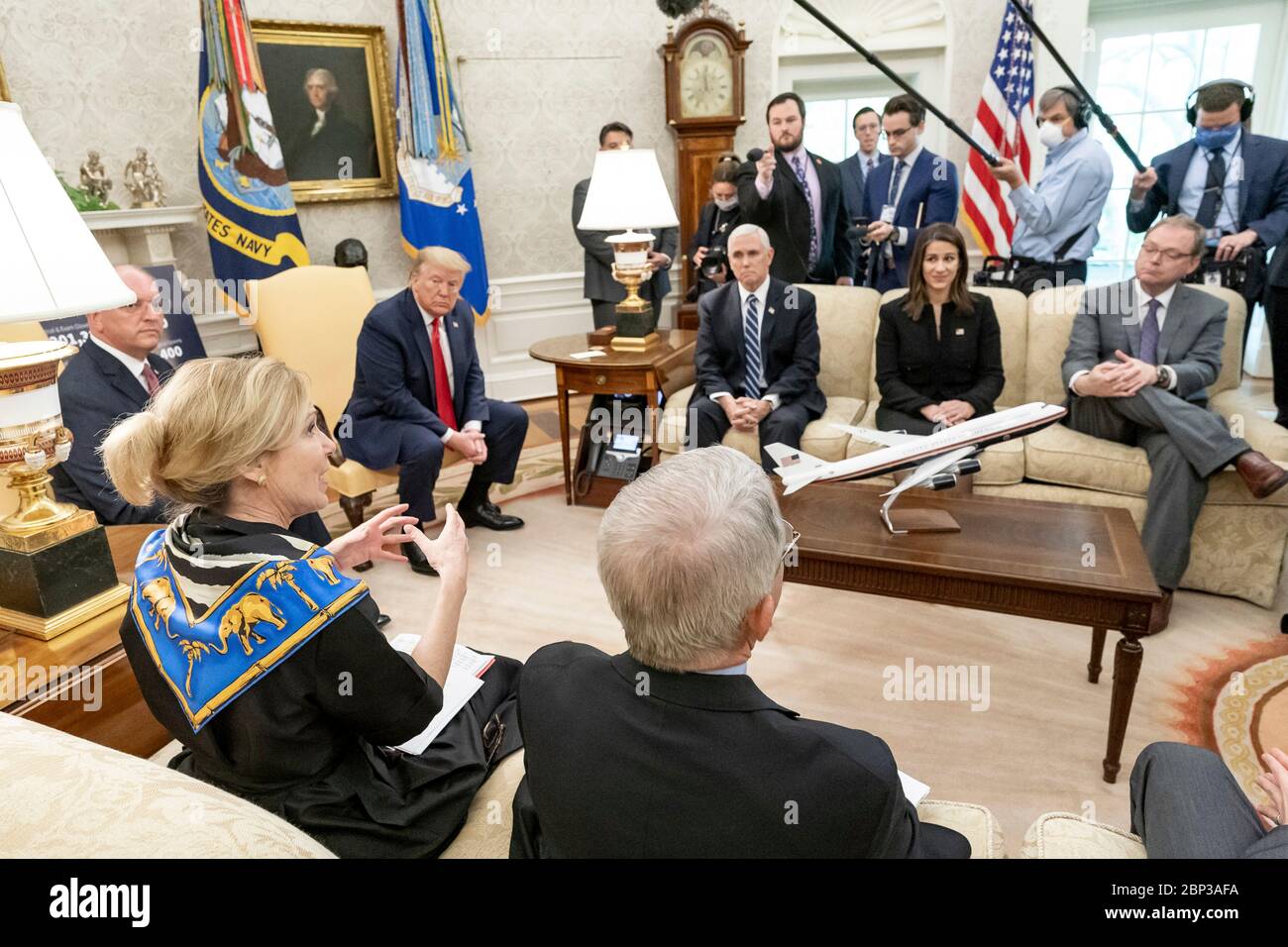 US-Präsident Donald Trump trifft sich mit Louisiana Gov. John Bel Edwards diskutiert die COVID-19, die Coronavirus-Pandemie im Oval Office des Weißen Hauses am 29. April 2020 in Washington, D.C. Stockfoto