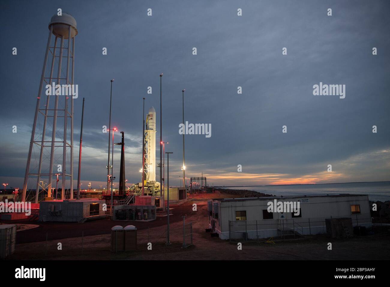 Northrop Grumman Antares CRS-13 Prelaunch EINE Northrop Grumman Antares Rakete, die ein Cygnus-Nachversorgungsraumschiff trägt, wird bei Sonnenaufgang auf Pad-0A, Freitag, 14. Februar 2020, an der NASA Wallops Flight Facility in Virginia gesehen. Northrop Grummans 13. Auftrag für die Ladungsrückversorgung mit der NASA zur Internationalen Raumstation wird mehr als 7,500 Pfund Wissenschaft und Forschung, Crew-Lieferungen und Fahrzeughardware an das Orbitallabor und seine Crew liefern. Die CRS-13 Cygnus Raumsonde ist nach dem ersten afroamerikanischen Astronauten, Major Robert Henry Lawrence Jr., benannt und soll um 3 Uhr starten Stockfoto