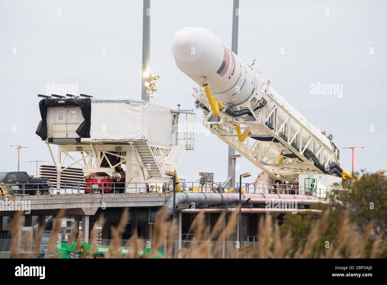 Northrop Grumman Antares CRS-13 in Horizontalstellung abgesenkt die Northrop Grumman Antares-Rakete wird in eine Horizontalposition abgesenkt, um die letzte Ladung in die Cygnus-Nachversorgung zu aktualisieren und zu laden, Mittwoch, 12. Februar 2020, beim Start Pad-0A der NASA Wallops Flight Facility in Virginia. Northrop Grummans 13. Auftrag für die Ladungsrückversorgung mit der NASA zur Internationalen Raumstation wird mehr als 7,500 Pfund Wissenschaft und Forschung, Crew-Lieferungen und Fahrzeughardware an das Orbitallabor und seine Crew liefern. Stockfoto