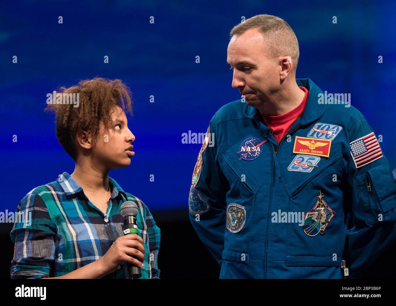 Astronaut Randy Bresnik beantwortet Fragen eines Studenten über seine Zeit an Bord der Internationalen Raumstation im Smithsonian National Air and Space Museum am 10. Mai 2018 in Washington, D.C. Stockfoto Astronaut Randy Bresnik beantwortet Fragen eines Studenten über seine Zeit an Bord der Internationalen Raumstation im Smithsonian National Air and Space Museum am 10. Mai 2018 in Washington, D.C. Stockfoto