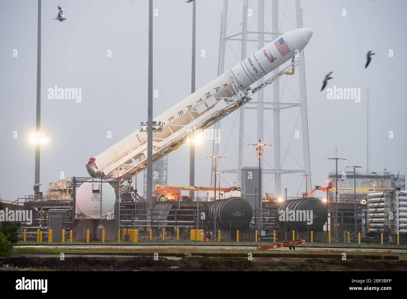 Orbital ATK CRS-9 Raise on the Pad die Orbital ATK Antares Rakete mit dem Cygnus Raumschiff an Bord wird am Start Pad-0A, Freitag, 18. Mai 2018, in Wallops Flight Facility in Virginia angehoben. Die Antares wird mit dem Cygnus-Raumschiff starten, das mit 7,400 Pfund Fracht für die Internationale Raumstation ISS gefüllt ist, einschließlich Wissenschaftsexperimenten, Crew-Zubehör und Fahrzeughardware. Die Mission ist Orbital ATK's neunter vertraglich vereinbarter Frachtzulieferflug zur ISS für die NASA. Stockfoto