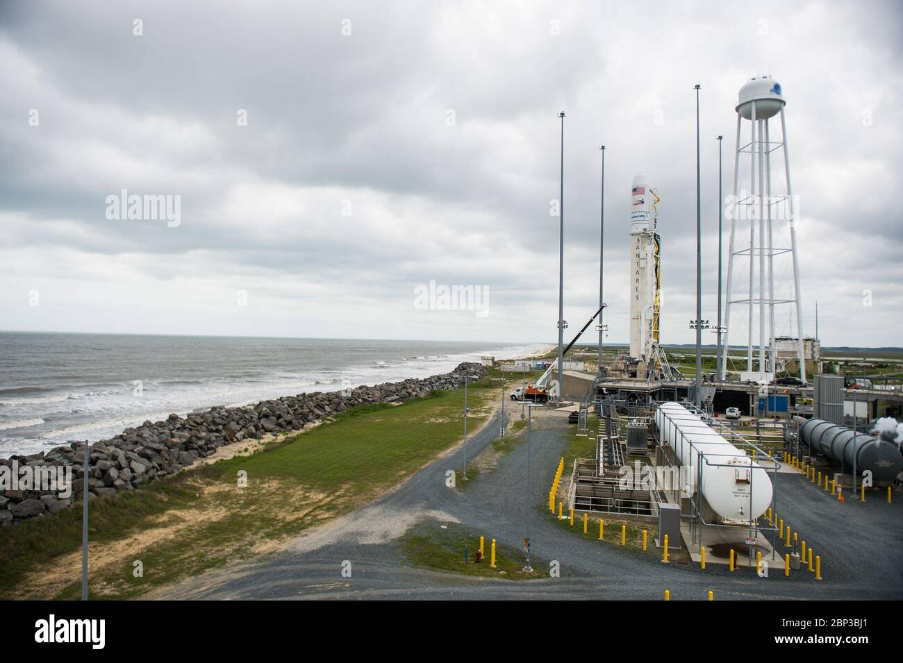 Orbital ATK CRS-9 auf dem Pad die Orbital ATK Antares Rakete mit dem Cygnus Raumschiff an Bord wird am Start Pad-0A, Sonntag, 20. Mai 2018, in der Wallops Flight Facility in Virginia gesehen. Die Antares wird mit dem Cygnus-Raumschiff starten, das mit 7,400 Pfund Fracht für die Internationale Raumstation ISS gefüllt ist, einschließlich Wissenschaftsexperimenten, Crew-Zubehör und Fahrzeughardware. Die Mission ist Orbital ATK's neunter vertraglich vereinbarter Frachtzulieferflug zur ISS für die NASA. Stockfoto