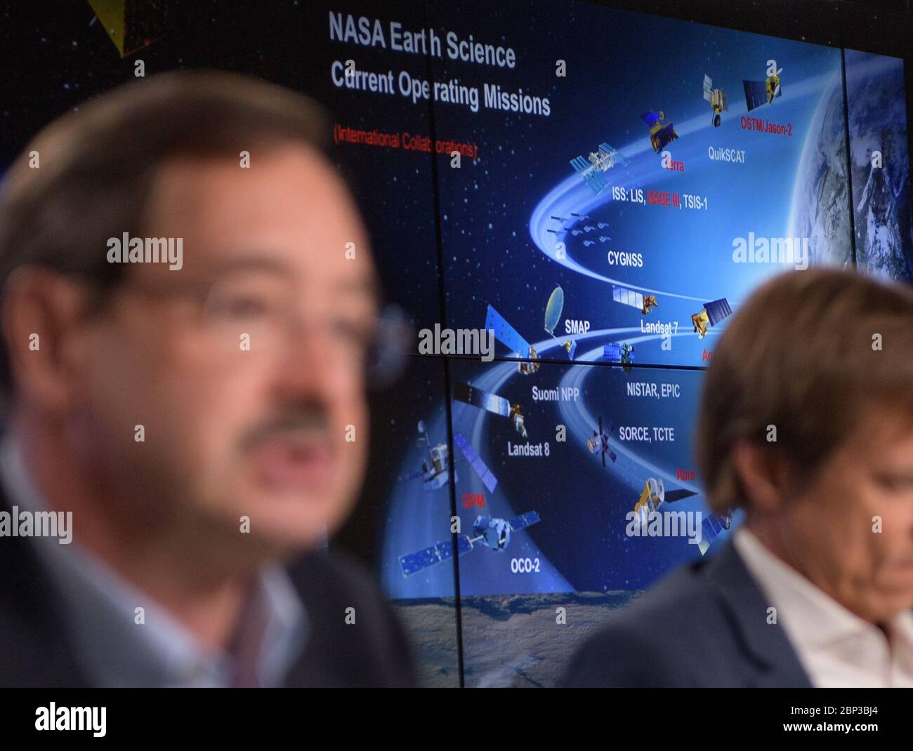 GRACE-FO Prelaunch Briefing EINE Grafik wird gezeigt, wie Experten die Gravity Recovery and Climate Experiment Follow-on (GRACE-FO) Mission während eines Prelaunch Media Briefing am Montag, 21. Mai 2018, auf der Vandenberg Air Force Base in Kalifornien diskutieren. Die Twin GRACE-FO-Sonde wird Veränderungen in der Verteilung der Masse innerhalb und zwischen der Erdatmosphäre, Ozeanen, Land- und Eisschilden sowie innerhalb der Erde selbst messen. Stockfoto