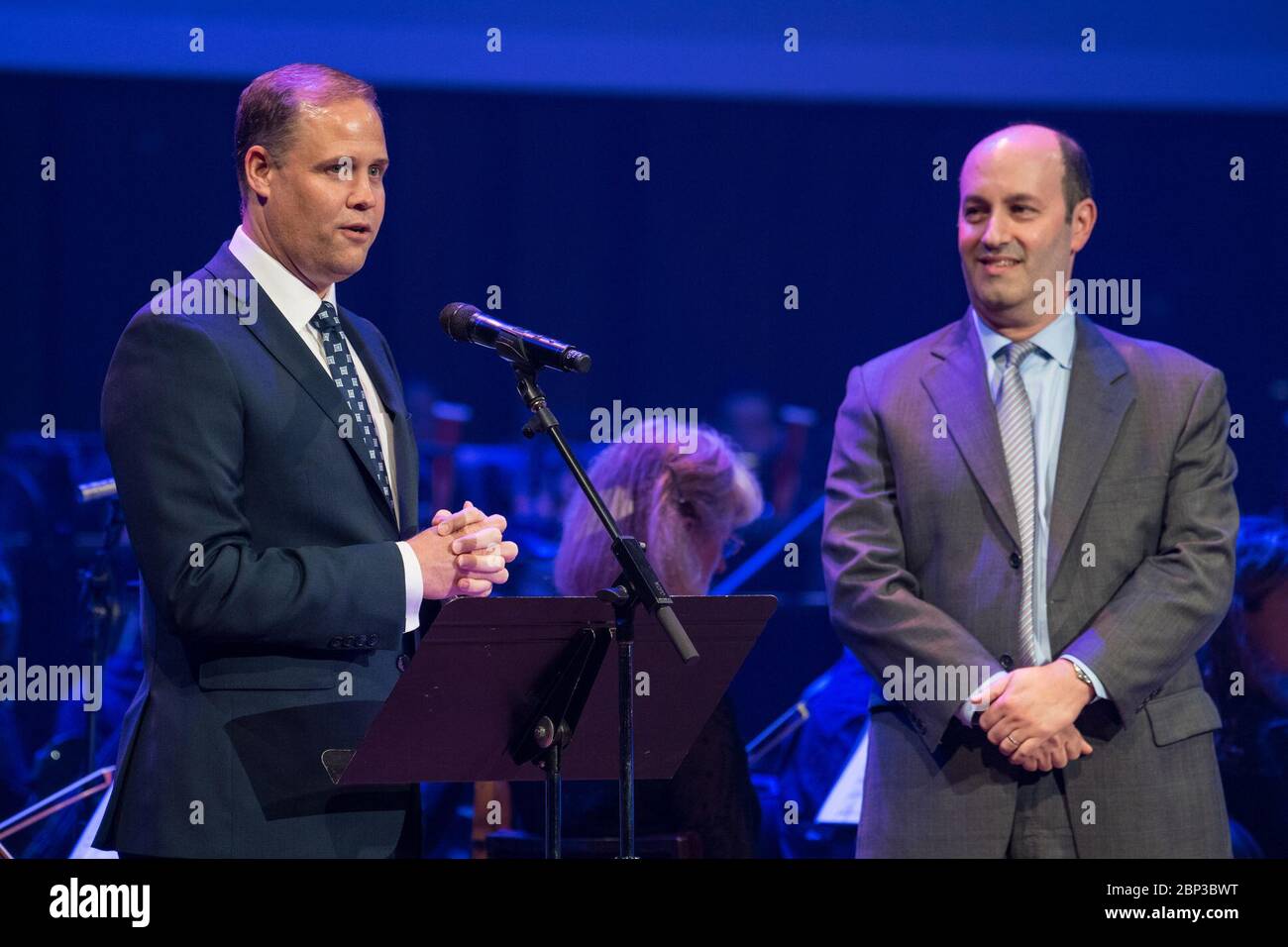 NASA feiert 60-jähriges Jubiläum mit National Symphony Orchestra NASA-Administrator Jim Bridenstine, links, spricht während der Veranstaltung "National Symphony Orchestra Pops: Space, The Next Frontier", die den 60. Jahrestag der NASA am Freitag, 1. Juni 2018 im John F. Kennedy Center for the Performing Arts in Washington feiert. Die Veranstaltung beinhaltete Musik, die von den Künstlern will.i.am, Grace Potter, Coheed &amp; Cambria, John Cho und Gast Nick Sagan, Sohn von Carl Sagan, inspiriert wurde. Stockfoto