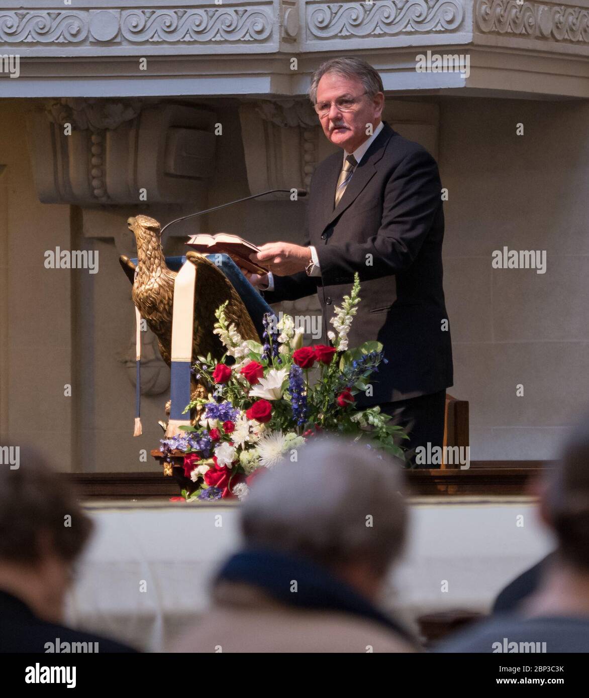 Bruce McCandless Beerdigung der Rev. Mark Anderson spricht während der Beerdigung für den ehemaligen NASA-Astronauten Captain Bruce McCandless II, USN (ausgeschieden), Dienstag, 16. Januar 2018 in der United States Naval Academy Chapel in Annapolis, Maryland. Stockfoto