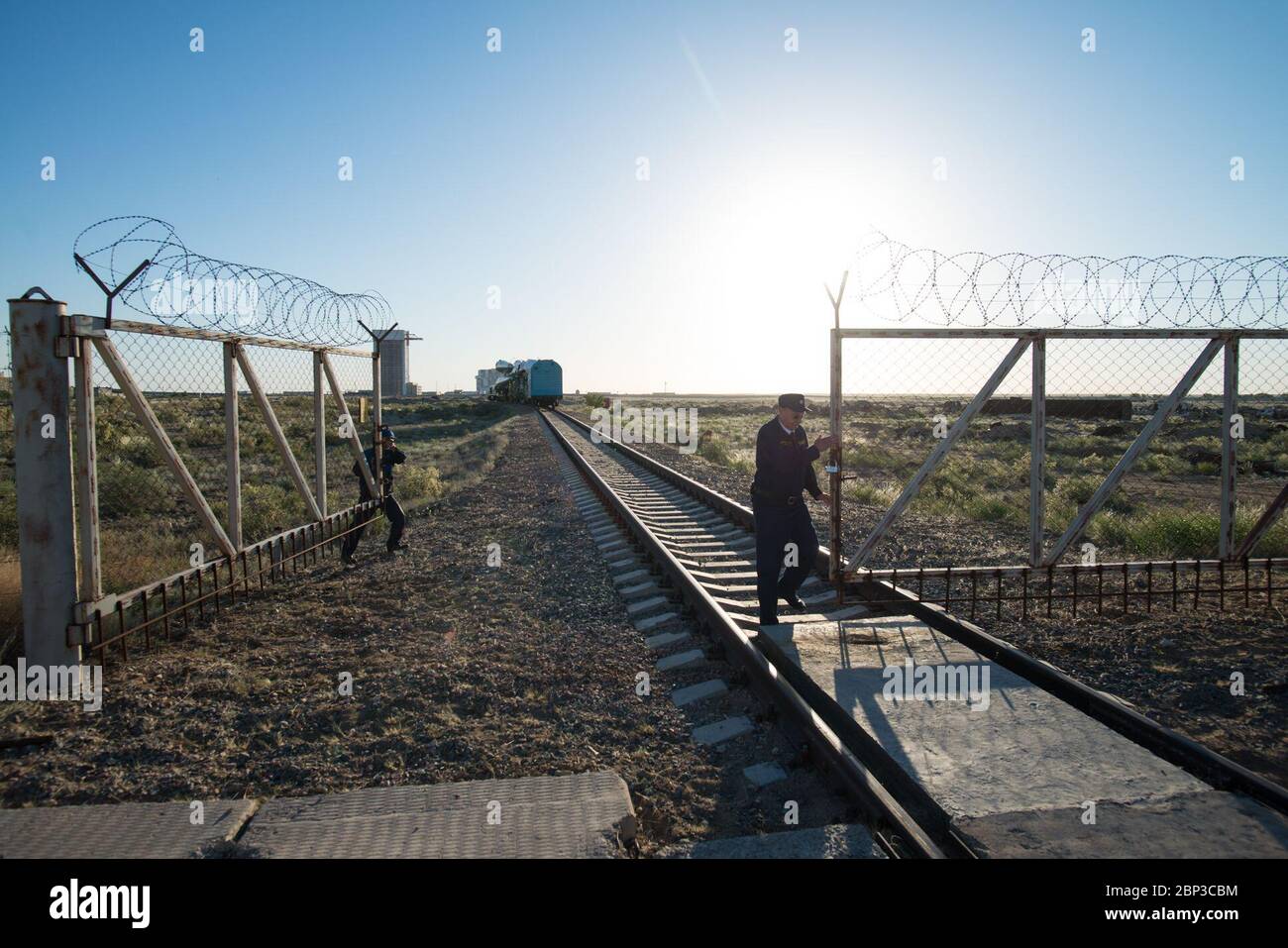Expedition 56 Sojus Rollout Sicherheitspersonal schließt ein Tor, nachdem die Sojus-Rakete aus dem Gebäude 112 herausgebracht wurde, da sie mit dem Zug auf die Startrampe gebracht wird, Montag, 4. Juni 2018, auf dem Kosmodrom Baikonur in Kasachstan. Expedition 56 Sojus-Kommandant Sergey Prokopjew aus Roskosmos, Flugingenieurin Serena Auñón-Kanzlerin der NASA und Flugingenieur Alexander Gerst von der ESA (Europäische Weltraumorganisation) sollen am Mittwoch, den 6. Juni um 7:12 Uhr Eastern Time (17:12 Uhr Baikonur-Zeit) an Bord ihrer Sojus MS-09 starten. Stockfoto