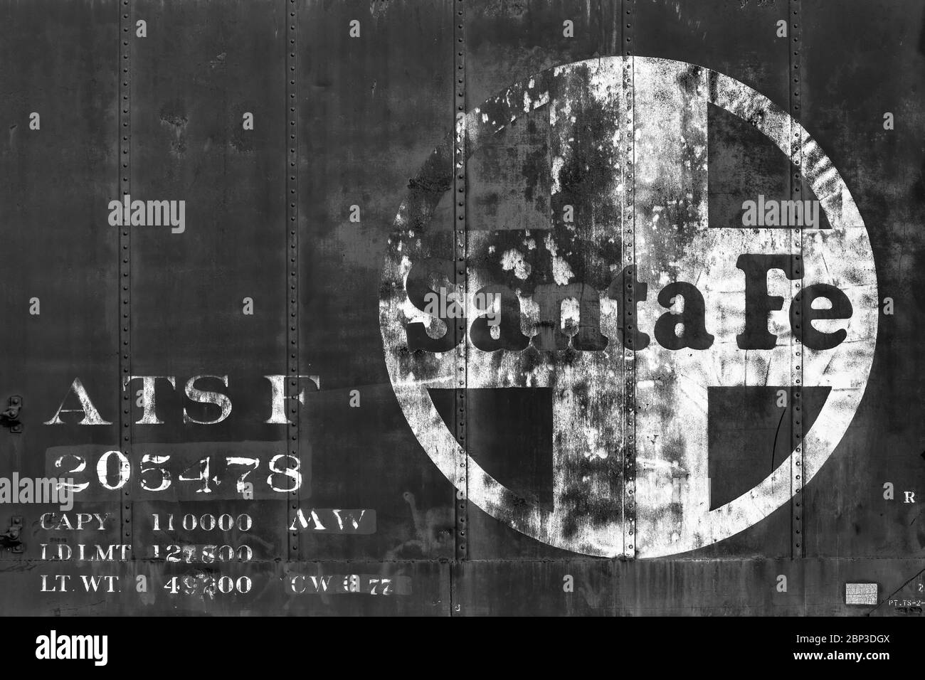 Santa Fe Eisenbahnlogo auf der Seite eines Boxwagens am Bahnhof für die Grand Canyon Railway entlang der historischen Route 66 in Williams, Arizona, USA [Anmerkung: t Stockfoto