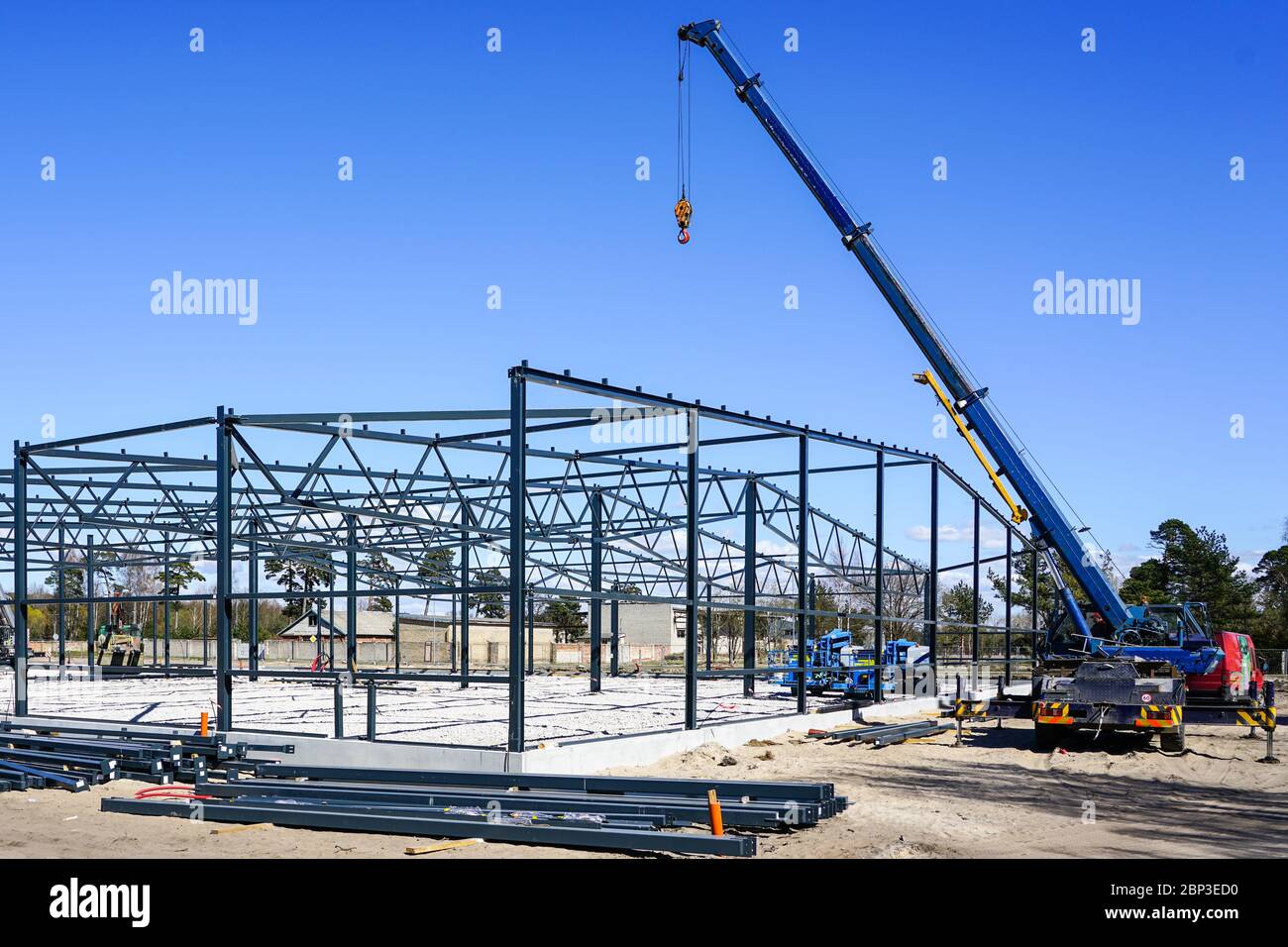 Metallrahmen eines modernen Industriegebäudes im Bauprozess Stockfoto