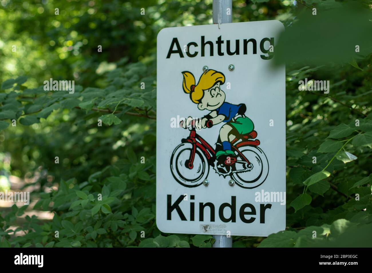 Deutschland singen, bitte auf Kinder auf der Straße achten, Vorsicht Stockfoto