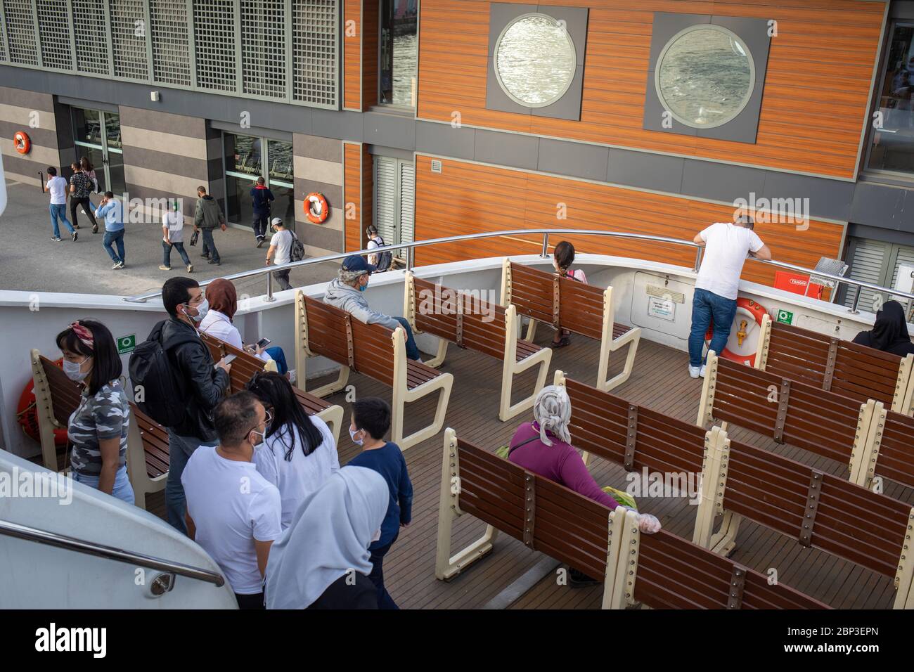 ISTANBUL,TÜRKEI,MAI 15,2020: Coronavirus Tage in Istanbul. Passagiere, die mit der Fähre fahren, kommen zum Pier von Karakoy. Stockfoto