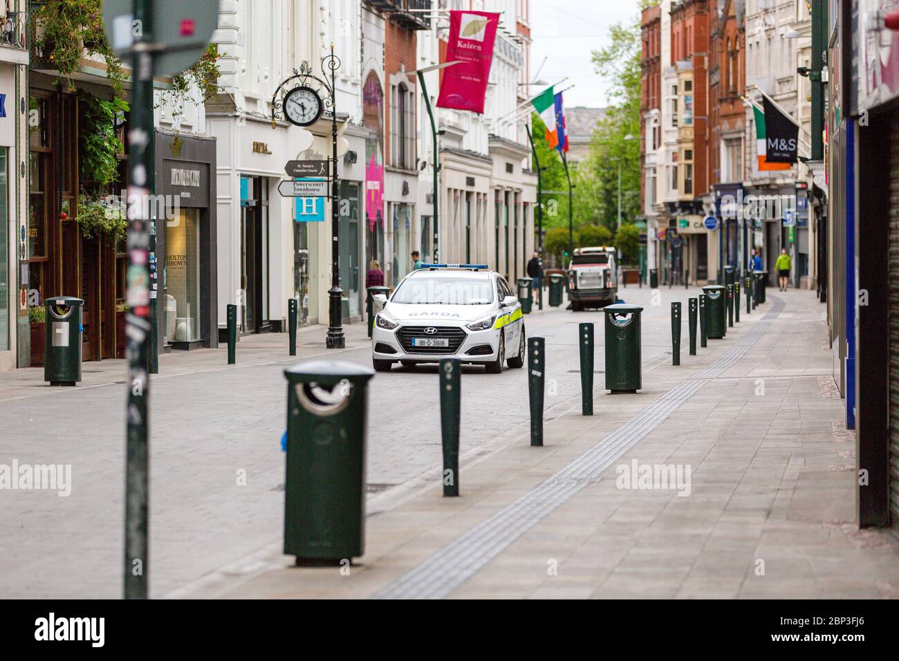 Dublin, Irland. Mai 2020. Garda patrouilliert Auto fahren durch leere Grafton Straße in Dublinj Stadtzentrum während der Covid-19 Pandemie Sperre. Stockfoto