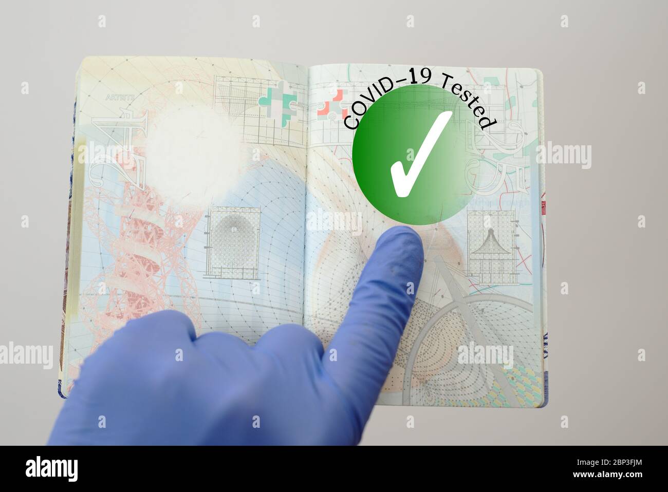 Konzept-Image. Immunity Covid-19 Health Check Stempel in einem Pass erlaubt Reise während Coronavirus Pandemie Stockfoto