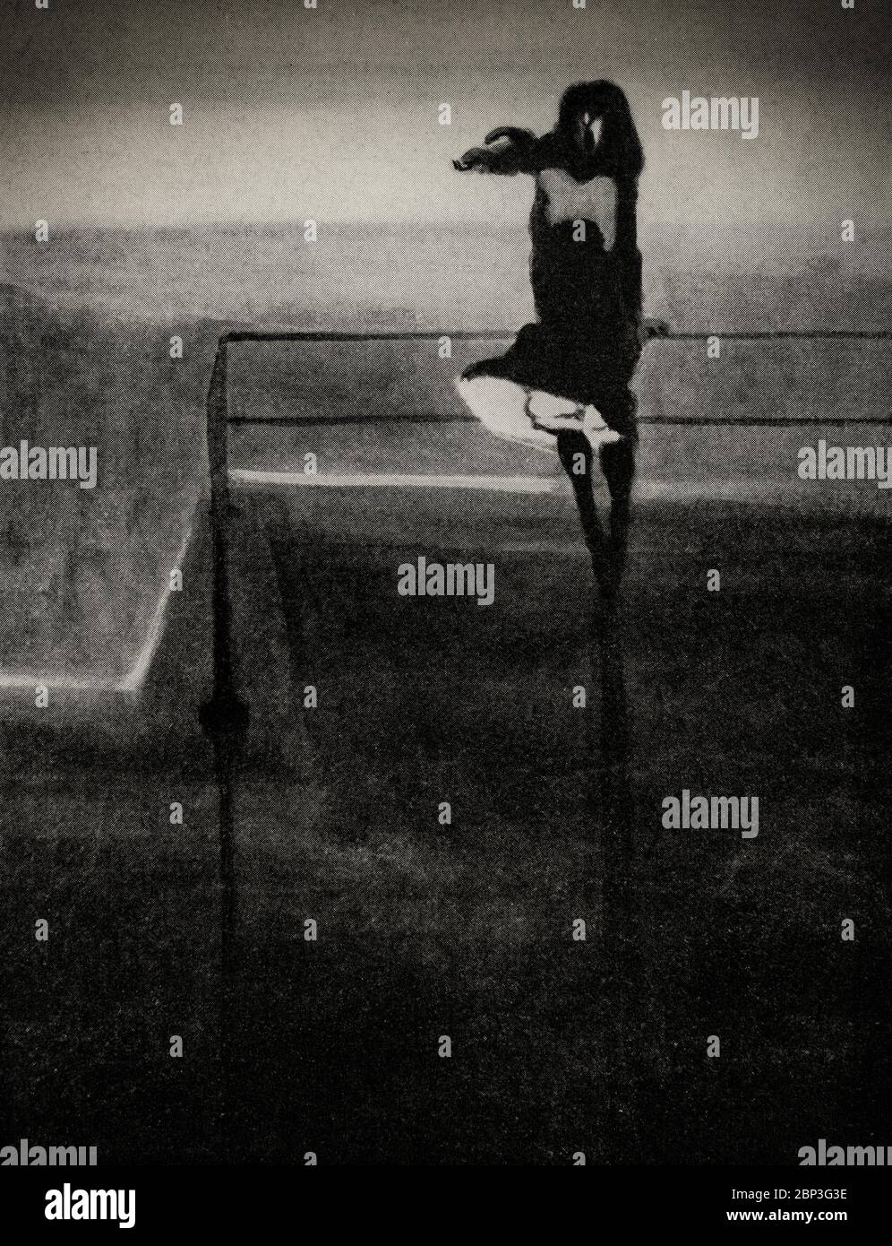 'Windböe' von Léon Spilliaert (1881-1946), einem belgischen Symbolisten und Grafiker. Die meisten seiner Werke sind von einer bedrückenden, fremden und elegischen Atmosphäre geprägt, die häufig eine einsamen Figur in einem traumhaften Raum darstellt und ein Gefühl von Melancholie und Stille vermittelt. Spilliaerts expressiver Gebrauch von Schwarz findet Parallelen in der Arbeit von Odilon Redon, der einen bedeutenden Einfluss hatte. Stockfoto