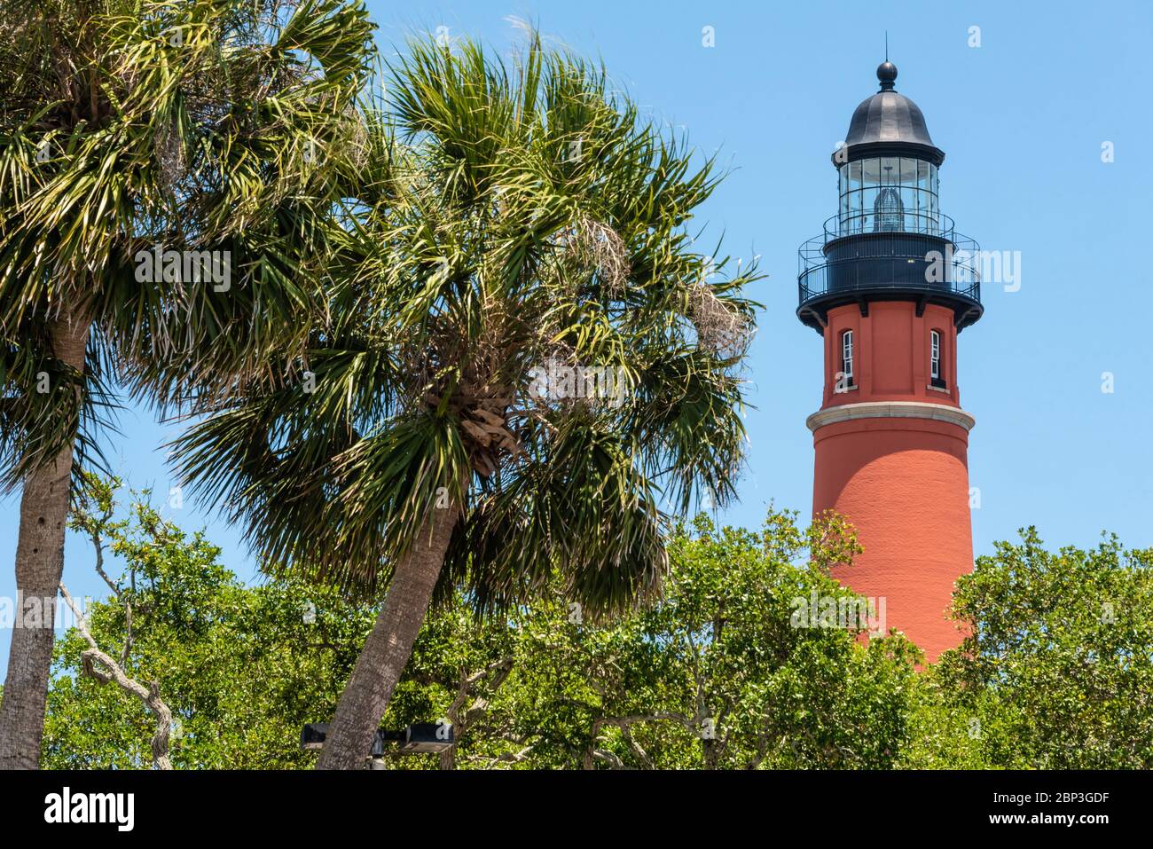 Historischer Leuchtturm Ponce Inlet, fertiggestellt 1887, in Ponce Inlet, Florida, zwischen Daytona Beach Shores und New Smyrna Beach. (USA) Stockfoto