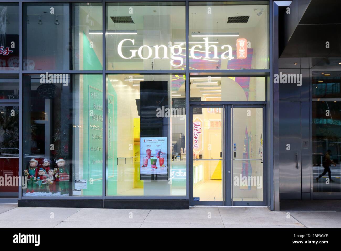 Gong Cha 貢茶, 1600 Broadway, New York, New York, NYC Storefront Foto eines Bubble Tea Shop Franchise am Times Square in Manhattan. Stockfoto