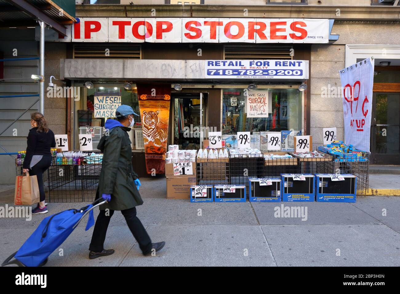 Eine Person geht an einem 99 Cent Discounter in New York vorbei und verkauft Heftklammern, um die Coronavirus-Pandemie zu überleben. Stockfoto