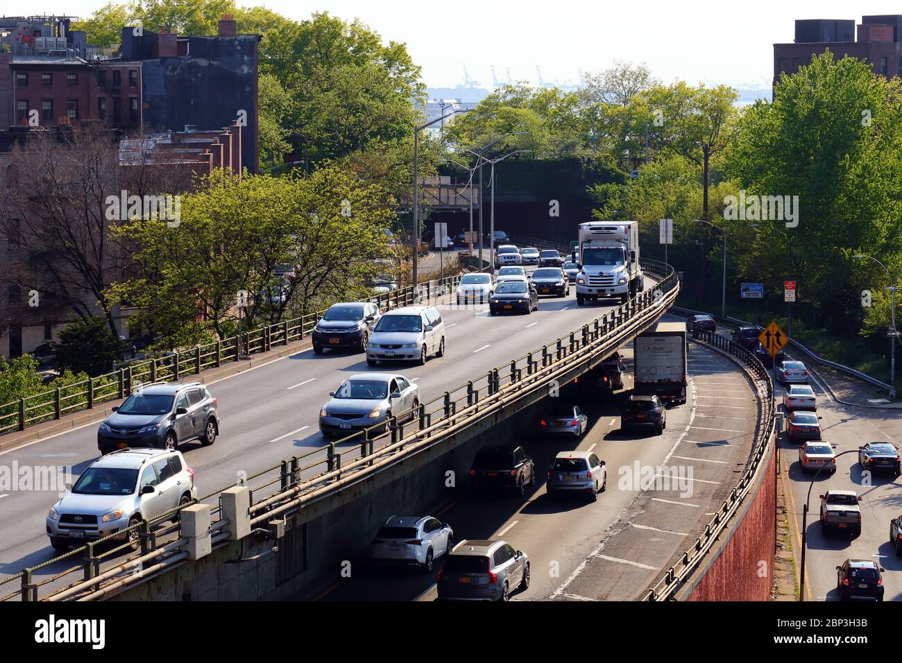Ein „dreifacher Ausleger des Brooklyn-Queens Expressway (BQE) Interstate 278 im Brooklyn Heights Viertel von Brooklyn, New York. Stockfoto