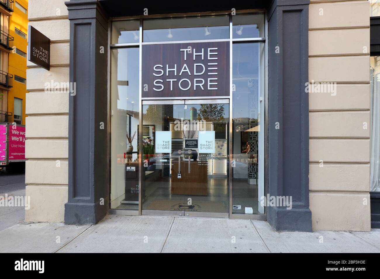 The Shade Store, 73 Front St, Brooklyn, New York. NYC-Schaufensterfoto einer Fensterläden und eines Draperieladens in DUMBO. Stockfoto