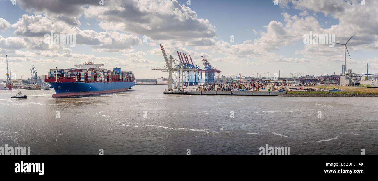 Panorama eines Containerterminals mit ankommenden Containerschiffen und Schlepper in Hamburg Stockfoto