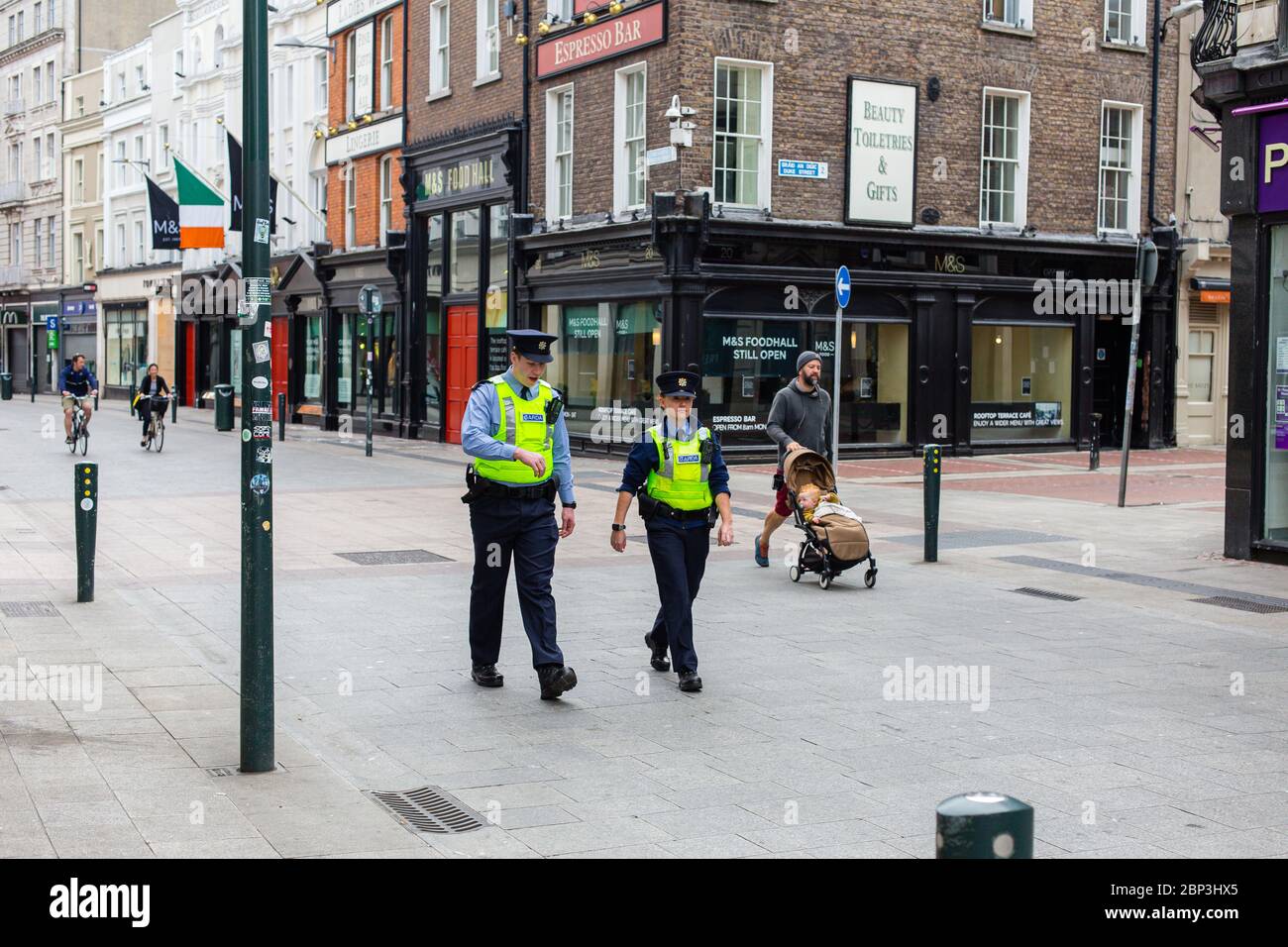 Dublin, Irland. Mai 2020. Begrenzte Anzahl und Verkehr im Stadtzentrum von Dublin und Geschäfte und Geschäfte wegen Covid-19 Pandemiebeschränkungen geschlossen. Stockfoto