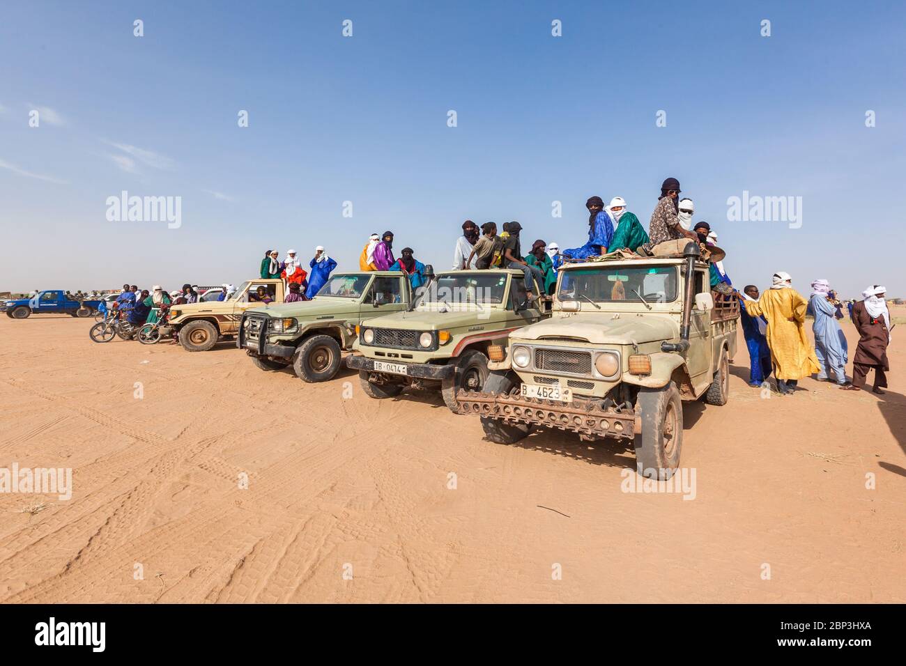 Tuareg Menschen und Off Road Autos auf Sahara-Wüste Festival Stockfoto