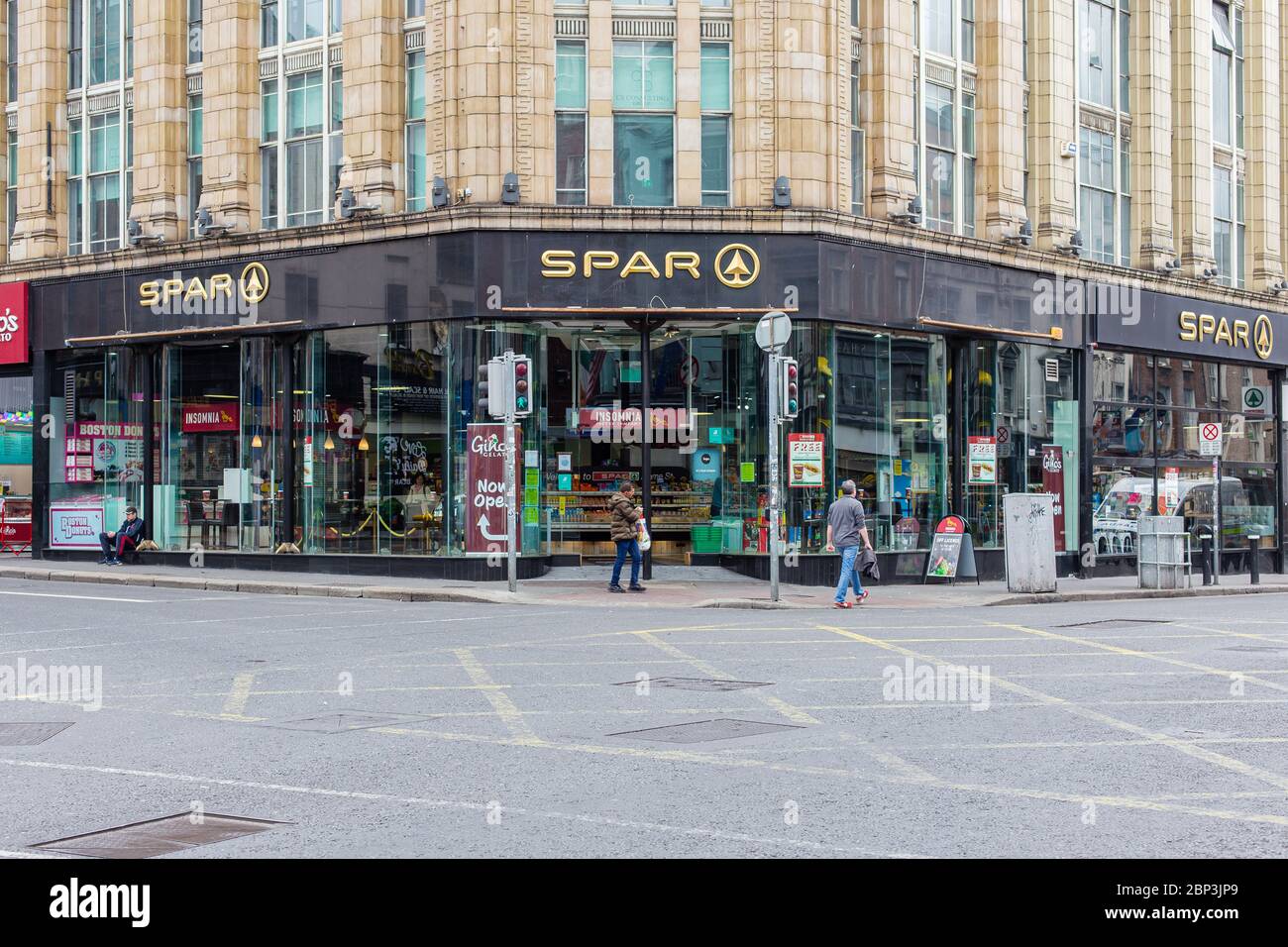 Dublin, Irland. Mai 2020. Spar Store in einer ruhigen Dame Street, da die Stadt aufgrund der Pandemiebeschränkungen von Covid-19 nur begrenzt zu Fuß und mit wenig Verkehr zu erreichen ist Stockfoto
