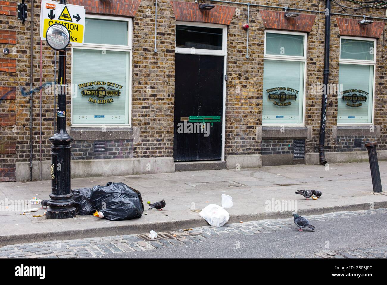Dublin, Irland. Mai 202. Der Müll, der auf der leeren Straße liegt, wird im Stadtzentrum von Dublin von Tauben verstreut. Stockfoto