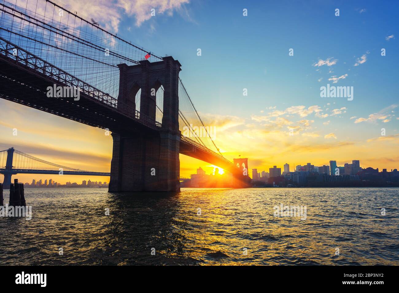 Brooklyn Bridge bei Sonnenaufgang Stockfoto