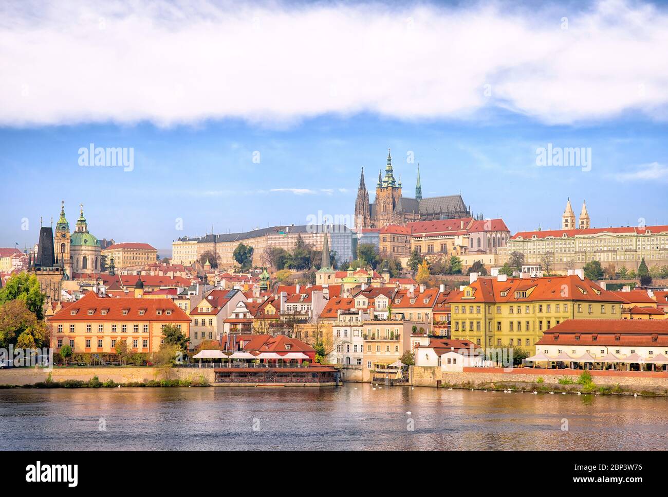 Prag, Tschechische Republik - 25. Oktober 2019: Panorama der Altstadt von Prag vom Altstädter Brückenturm. Schöne Aussicht auf die Brücke über die ri Stockfoto