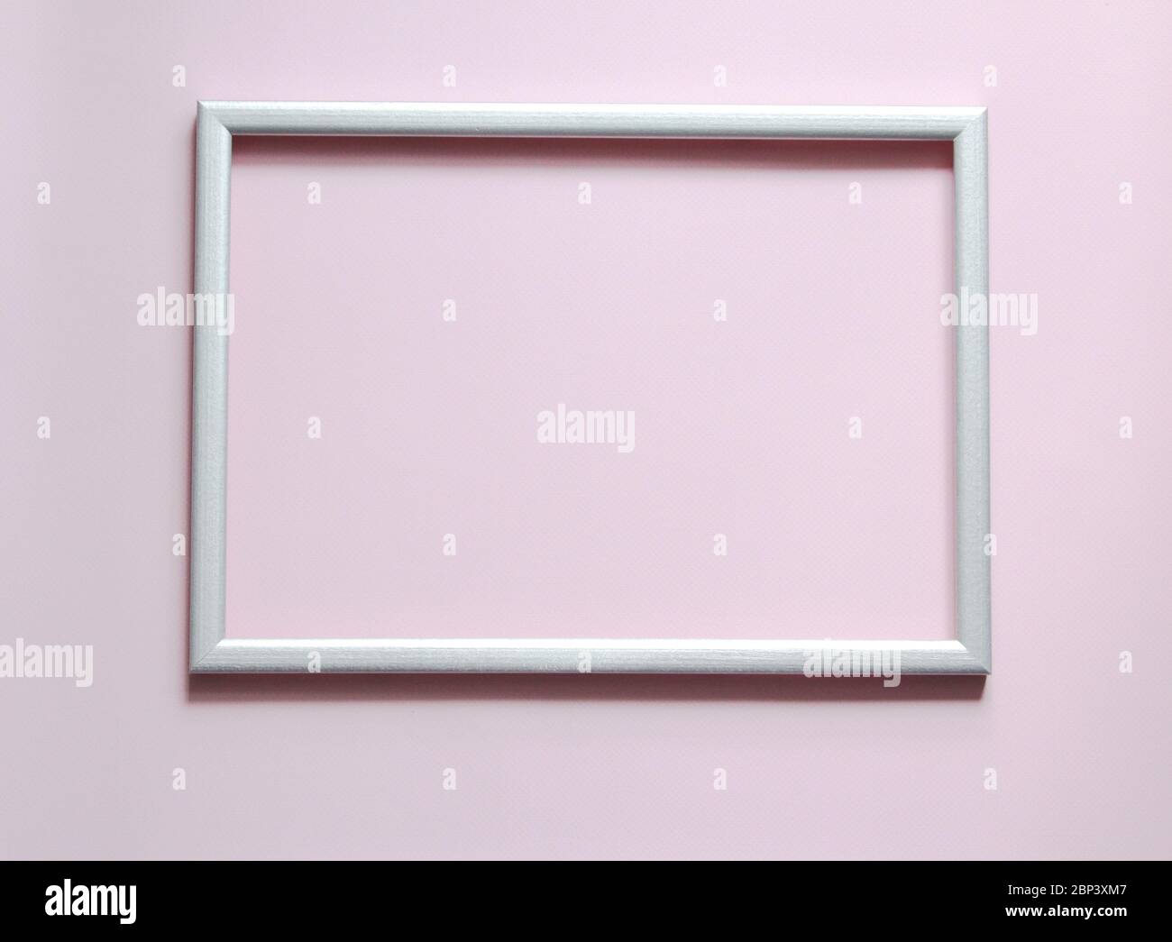 Foto silbernen Rahmen mit Platz für Text auf rosa Hintergrund. Stockfoto