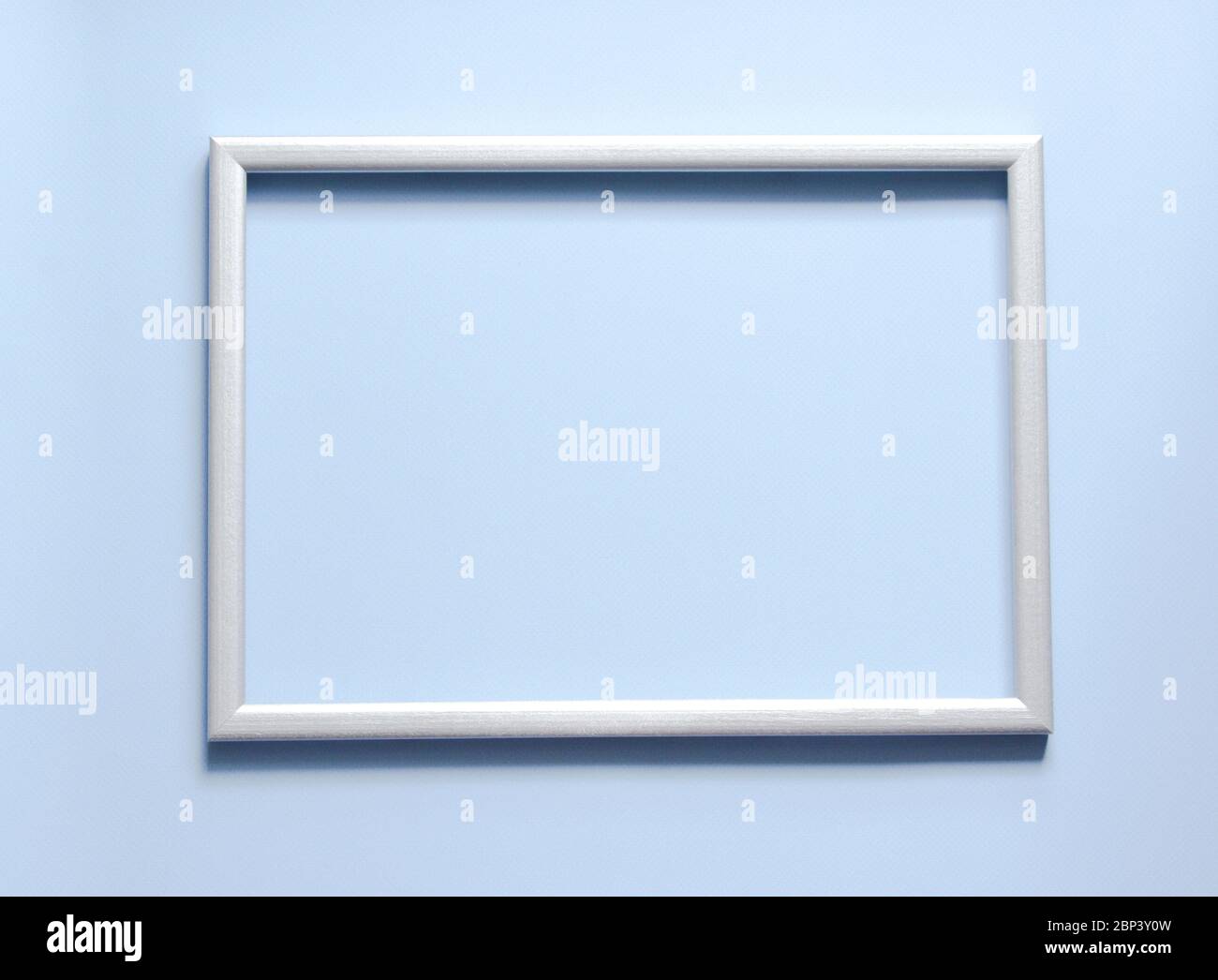 Foto silbernen Rahmen mit Platz für Text auf blauem Hintergrund. Stockfoto