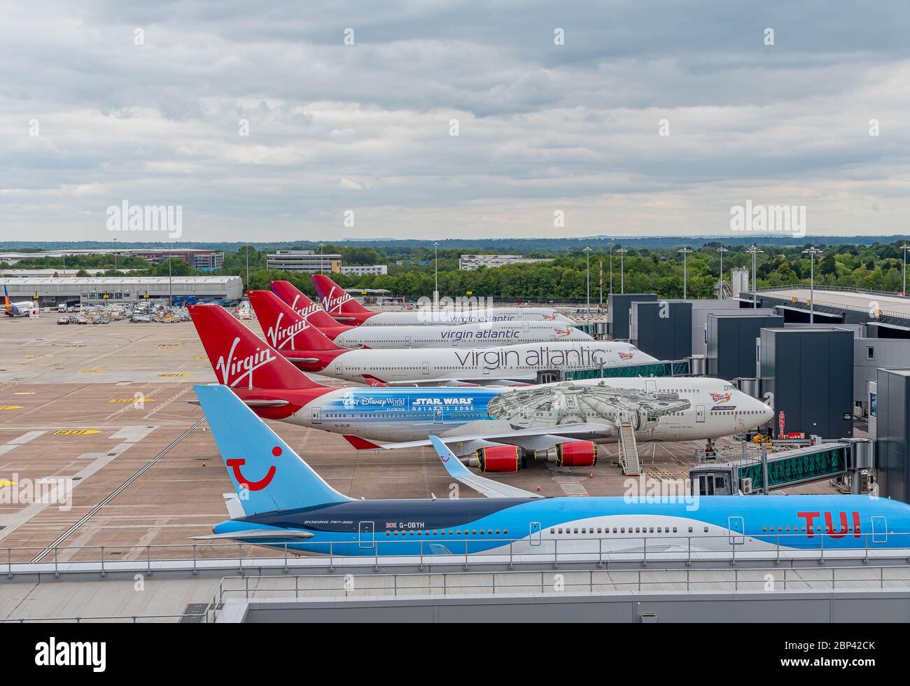 MANCHESTER, Großbritannien - 17. MAI 2020: Reihe von derzeit pensionierten Virgin Atlantic Boeing 747-Flugzeugen, die vor den Toren des Flughafens Manchester geparkt wurden Stockfoto