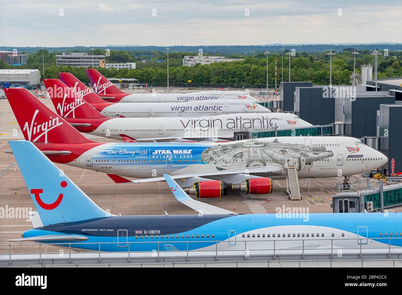 MANCHESTER, Großbritannien - 17. MAI 2020: Reihe von derzeit pensionierten Virgin Atlantic Boeing 747-Flugzeugen, die vor den Toren des Flughafens Manchester geparkt wurden Stockfoto