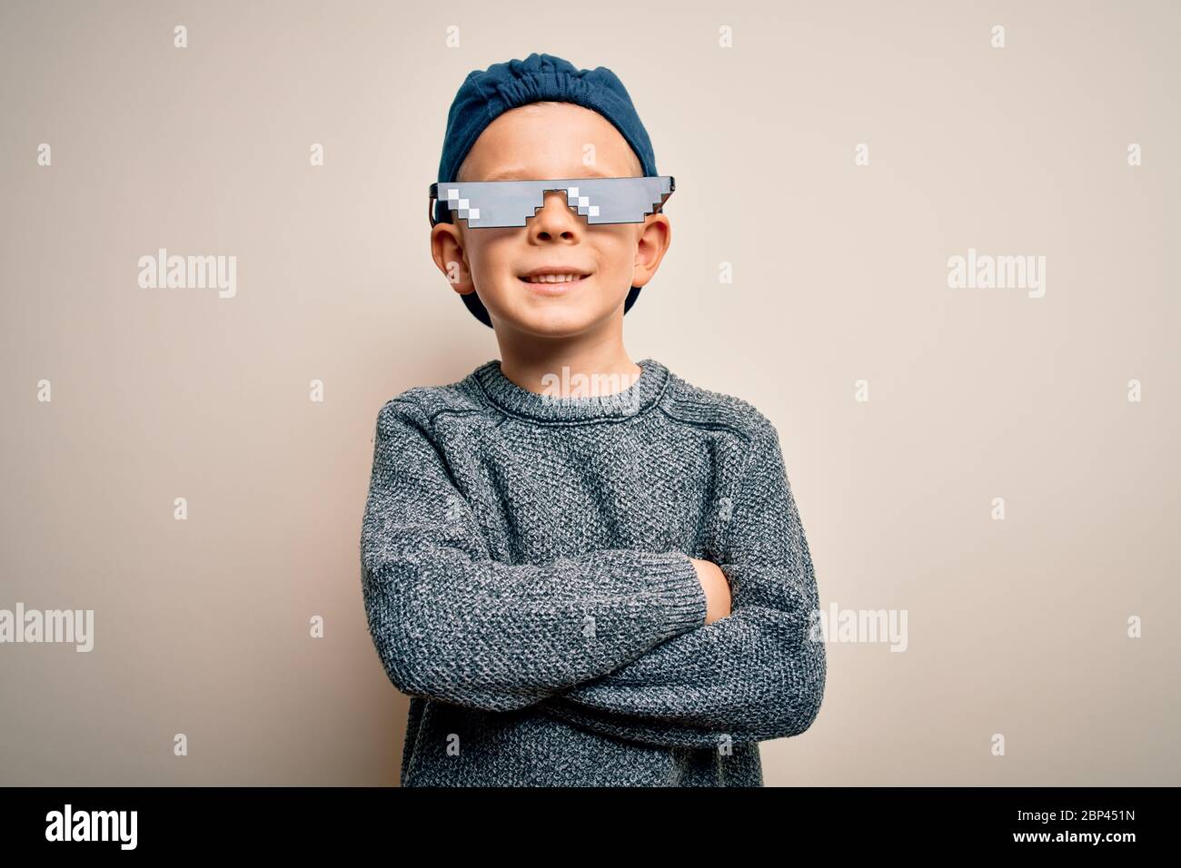 Junge Kleine Kaukasische Kind Tragt Internet Meme Strog Lebensbrille Uber Isolierten Hintergrund Glucklich Gesicht Lachelnd Mit Verschrankten Armen Blick Auf Die Kamera Stockfotografie Alamy
