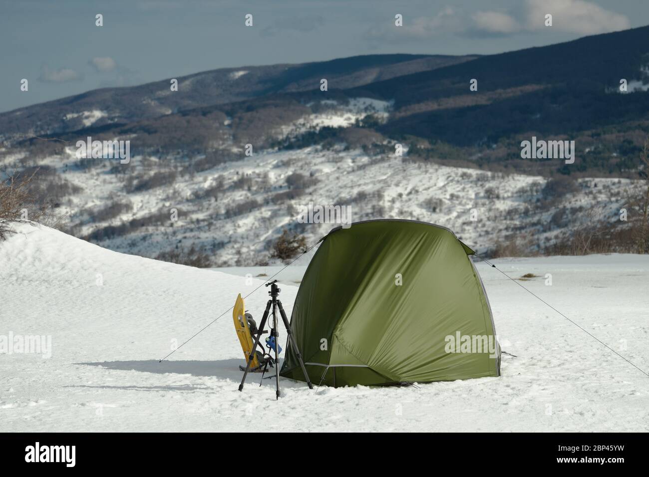 Sizilien Abenteuer im Winter Zelt mit Schneeschuhen auf Schnee in Nebrodi Mountains Naturdenkmal Stockfoto