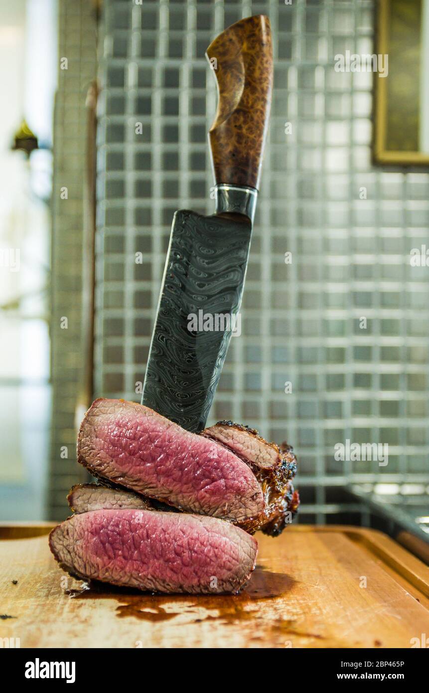 Spitze brisket, rohes Rindfleisch brisket Fleisch-Set, auf schwarzem Stein  Hintergrund Stockfotografie - Alamy