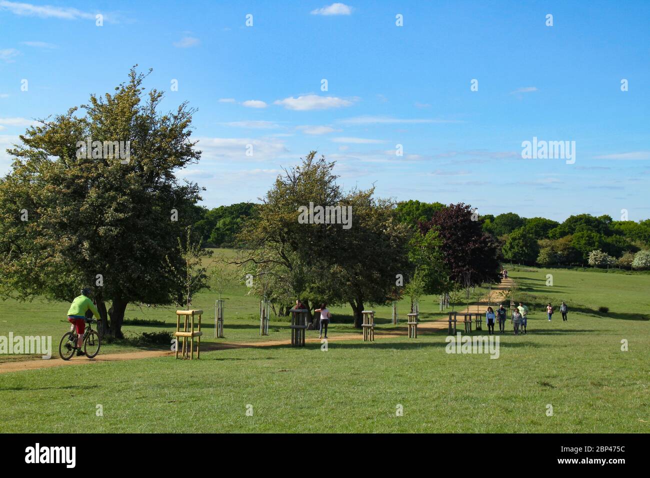 Dagnam Park, Havering, Großbritannien - 07. April 2020: Die Menschen genießen das warme Wetter im Dagnam Park, Havering während der Beobachtung der sozialen Distanz auf der ersten weked nach der Lockerung der England-weiten Covid 19 Lockdown Restriktionen.die Regierung hat die Öffentlichkeit empfohlen, zu Hause in ganz Großbritannien wegen der Covid-19 Pandemie, sondern für wesentliche Reisen für Grundlagen und Bewegung bleiben. Fotos: David Mbiyu/ Alamy Live News Stockfoto Dagnam Park, Havering, Großbritannien - 07. April 2020: Die Menschen genießen das warme Wetter im Dagnam Park, Havering während der Beobachtung der sozialen Distanz auf der ersten weked nach der Lockerung der England-weiten Covid 19 Lockdown Restriktionen.die Regierung hat die Öffentlichkeit empfohlen, zu Hause in ganz Großbritannien wegen der Covid-19 Pandemie, sondern für wesentliche Reisen für Grundlagen und Bewegung bleiben. Fotos: David Mbiyu/ Alamy Live News Stockfoto