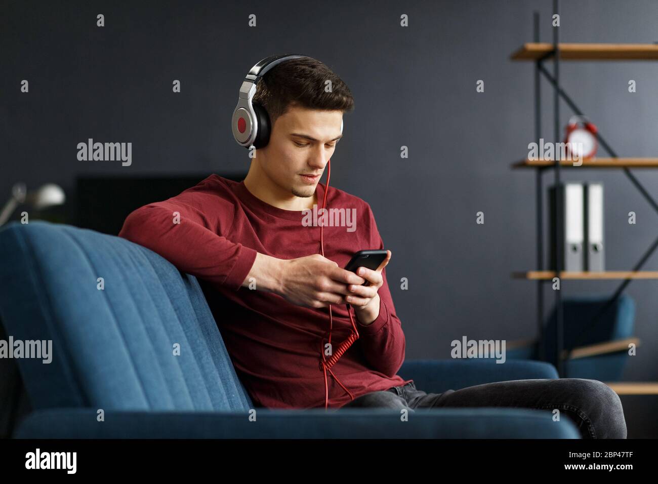 Hören Sie Musik.junger Mann mit Kopfhörern Musik hören Stockfoto
