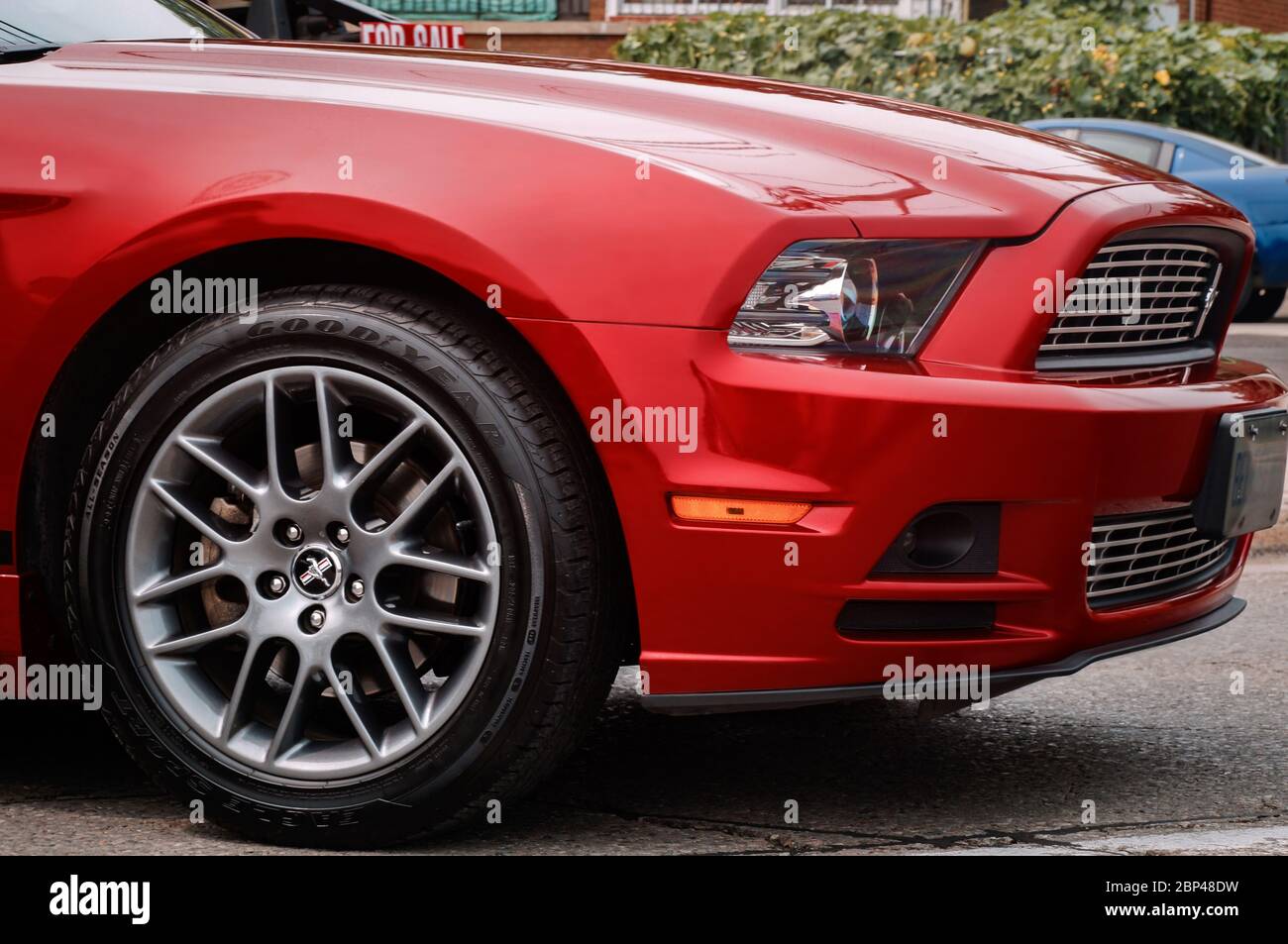 TORONTO, KANADA - 08 18 2018: Frontteil des Exterieur mit Kotflügel, Stoßstange, Rad, Frontlicht, Kühlergrill und Reflektor des Ford Mustang 2014 Stockfoto TORONTO, KANADA - 08 18 2018: Frontteil des Exterieur mit Kotflügel, Stoßstange, Rad, Frontlicht, Kühlergrill und Reflektor des Ford Mustang 2014 Stockfoto