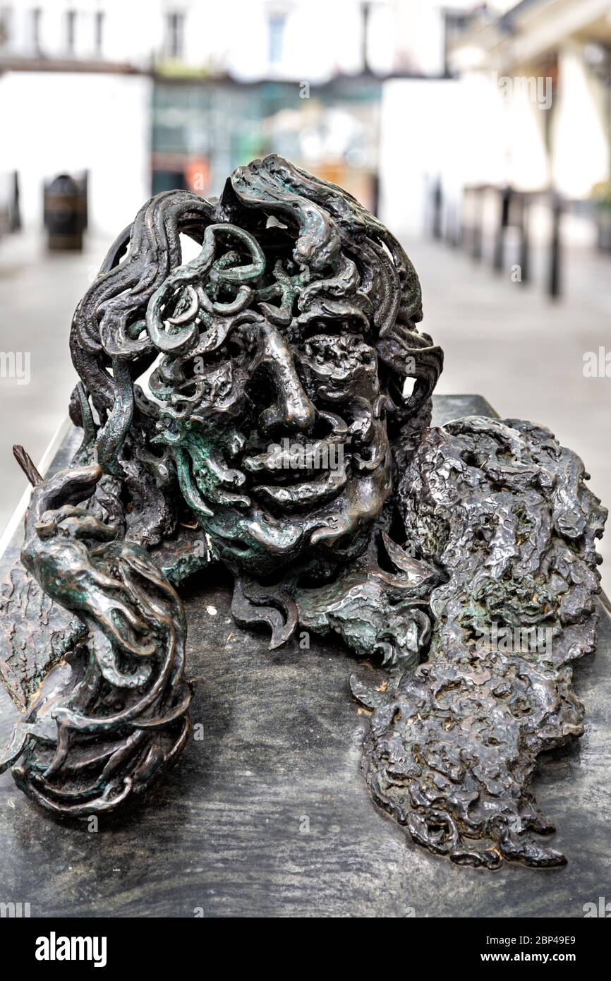 'A Conversation with Oscar Wilde' 1998 Skulptur von Maggi Hambling, Oscar Wilde Rauchen in der Nähe von Charing Cross, London, Großbritannien Stockfoto