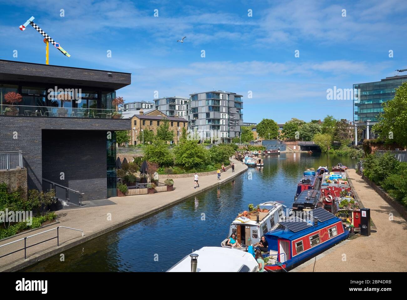 Der Regent's Canal am King's Cross, North London, in der Nähe des neu entwickelten Coal Drops Yard Stockfoto