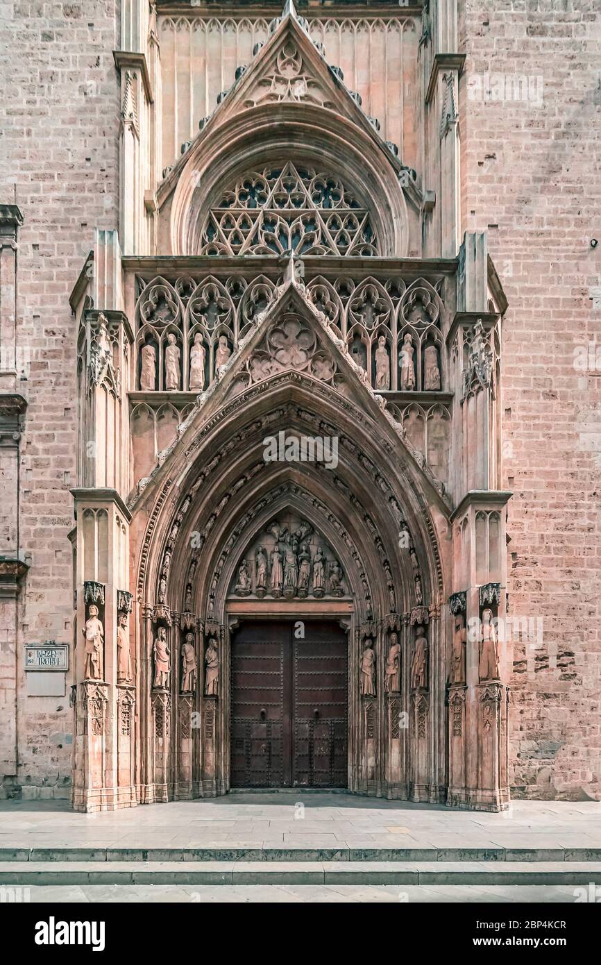 Portal eines mittelalterlichen Tempels im gotischen Baustil, Valencia, Spanien, April 2019 Stockfoto