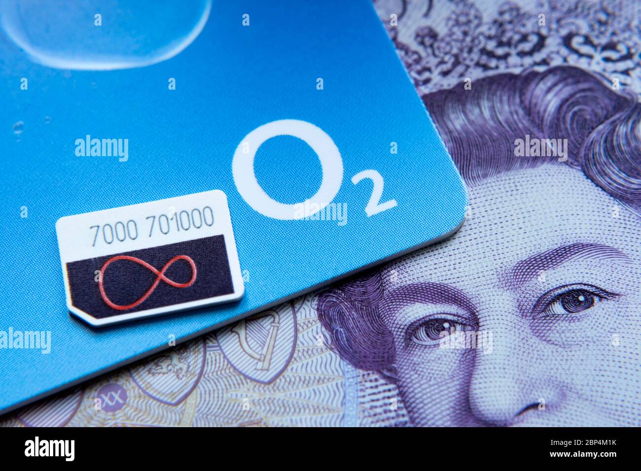 Stone / Großbritannien - Mai 17 2020: Virgin Media und O2 SIM-Karten mit Logo. Konzept für die Fusion der beiden Telekommunikationsunternehmen. Makrofoto. Stockfoto